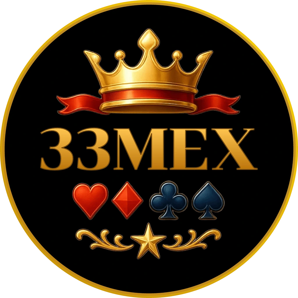 Feliz jugador de casino sonriendo y sosteniendo fichas de póker frente a una ruleta que muestra la emocionante atmósfera del casino en vivo en 33MEX en México